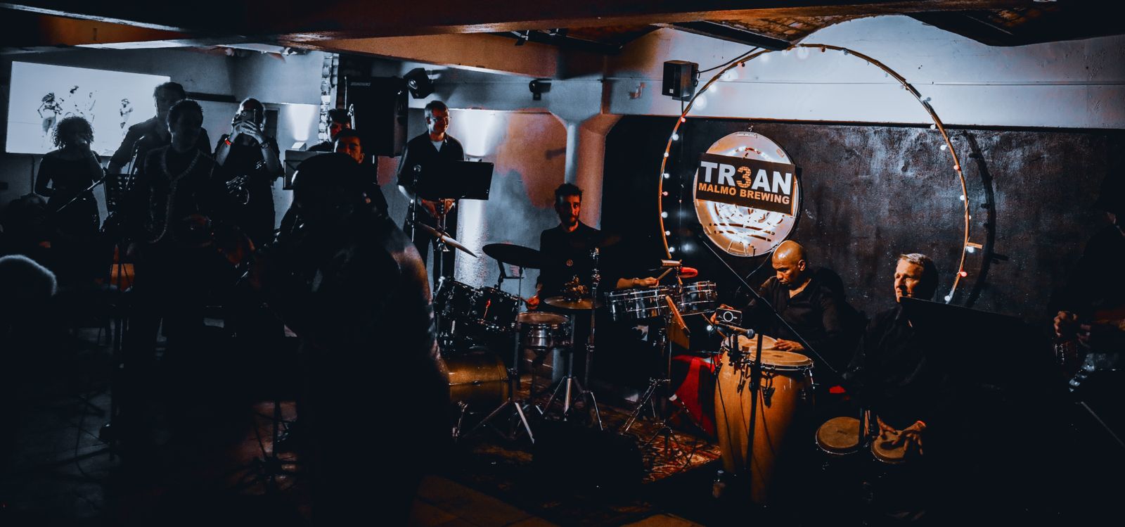 Full band on stage at Tr3an Malmö Brewing